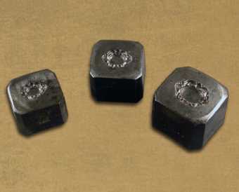 Trois matrices pour plaques de colliers esclavage