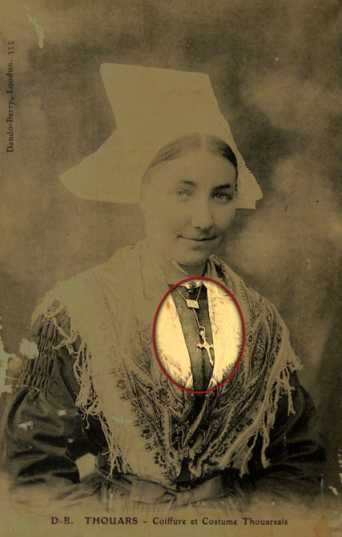Photographie d’une Thouarsaise portant une croix Jeannette