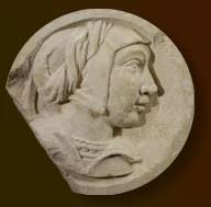 Fragment d'écoinçon sculpté d'un profil de femme coiffée d'un bonnet, en médaillon, provenant du château de Bonnivet