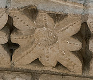 Motif en marguerite des voussures du portail central d'Aulnay