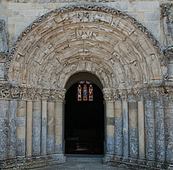 Le potail central de la façade de l'église Saint-Martin de Chadenac