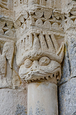 Tête monstrueuse engoulant une colonne, façade occidentale