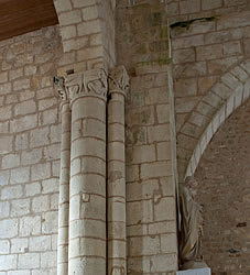 Colonnes et piliers près du chœur