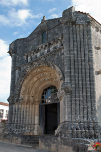 La façade de Notre-Dame de Fenioux