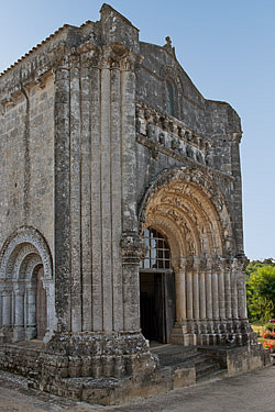 Notre-Dame de Fenioux, vue de la façade occidentale