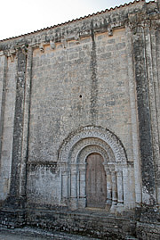 La porte percée dans le mur nord