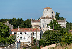Vue générale du village de Geay et de son église