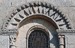 Arc et archivolte d'une fenêtre du deuxième niveau 