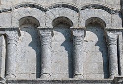 Groupes de trois arcatures et colonnes