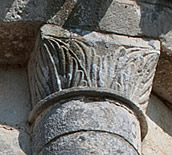 Détail d'un chapiteau du chevet de l'église de Geay