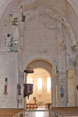 Vue de la croisée du transept depuis la nef
