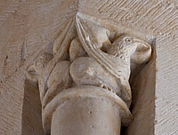 Chapiteau figurant des monstres aiilés, église de Geay
