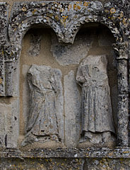 Deux statues de personnages en pied dans une niche, côté sud de la façade occidentale