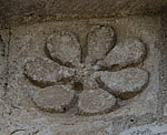 Un troisième exemple de métope ornée d'une marguerite