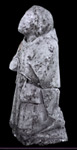 Statuette de pélérin conservée au musée du Donjon de Niort, vue de côté