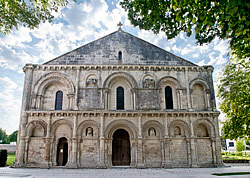 Notre-Dame de Surgères, vue de la facade occidentale