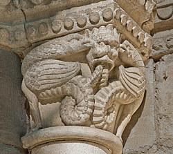 Vue de détail d'un chapiteau figurant des monstres chimèriques