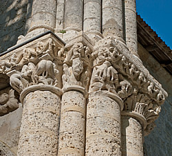 Vue de détail des colonnes et chapiteaux à l'angle de la façade occidentale et du mur sud