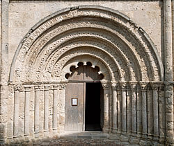 Vue de détail du portail de la façade occidentale