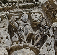 Chapiteau de colonnette figurant des figures humaines enchevêtrées avec des créatures animales 