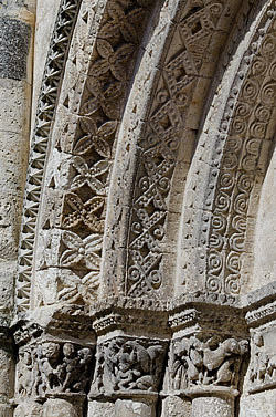 Vue de détail des voussures du portail central de la façade occidentale