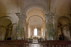 Vue du transept à absidiole et du choeur depuis la nef