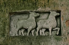 Deux agneaux intégrés au mur nord