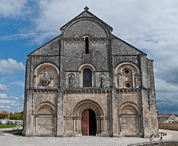 Façade de l'église Saint-Pierre de Châteauneuf