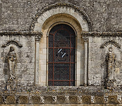 La fenêtre et deux statues du deuxième niveau