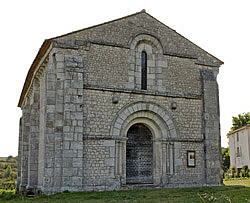 Vue de la façade de la chapelle de Cressac