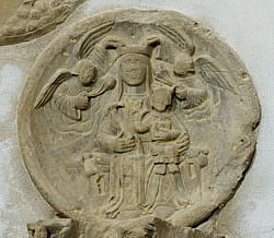 Médaillon figurant la Vierge à l'enfant