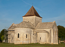 Vue du chevet du prieuré Saint-Deine de Lichères