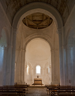 Vue du chœur et de la coisée du transcept depuis la nef