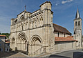 Vue de la façade de l'église Saint-Jacques d'Aubeterre-sur-Dronne