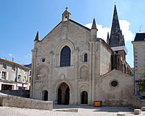 Façade et porche de l'église Saint-Pierre d'Airvault