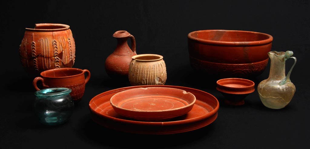 Photo de présentation d'une partie de la vaisselle de table gallo-romaine des collections archéologiques des musées de Saintes