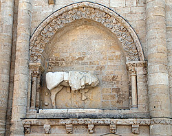 Façade de Saint Pierre d'Airvault : détail de la statue équestre