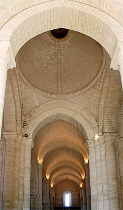 Vue de la nef et de la coupole du transept depuis le choeur