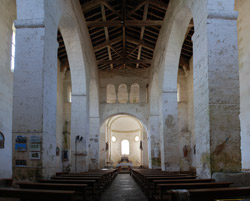 Vue de la nef et du choeur de Saint-Généroux