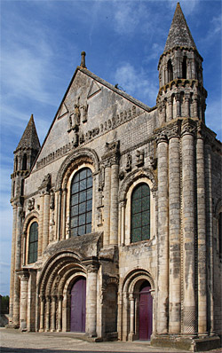 Façade de Saint-Jouin-de-Marnes, vue de biais