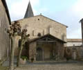 Vue du porche et de la façade de Notre-Dame de Champdeniers
