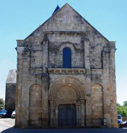 Façade de l'église Saint Savinien de Melle