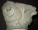Chapiteau figurant des lions (muse Sainte-Croix de Poitiers)