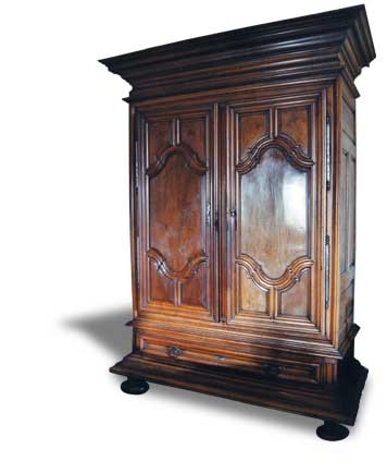 Une armoire Louis XIV