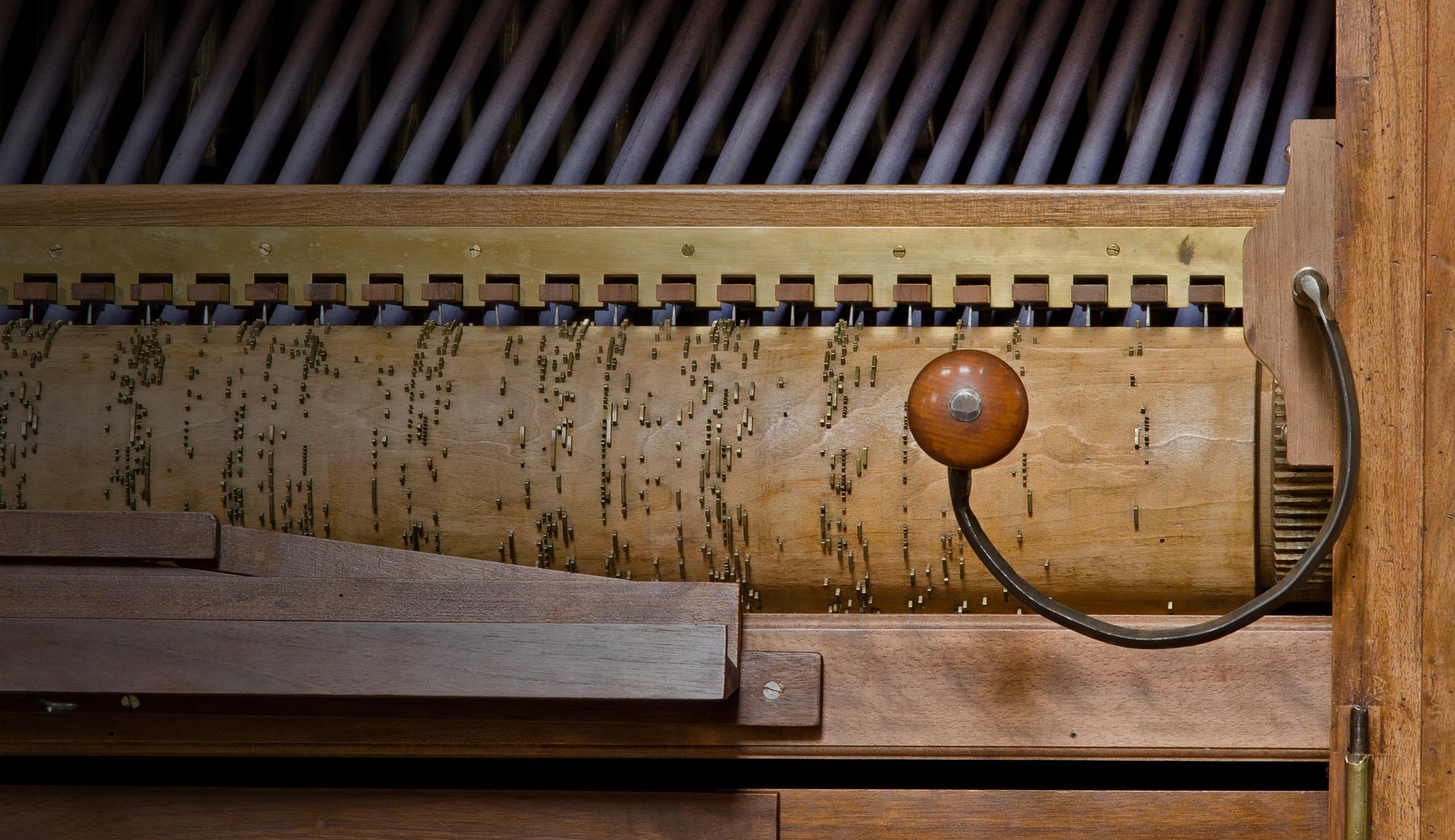 Détail de l'orgue : le cylindre en place et la manivelle