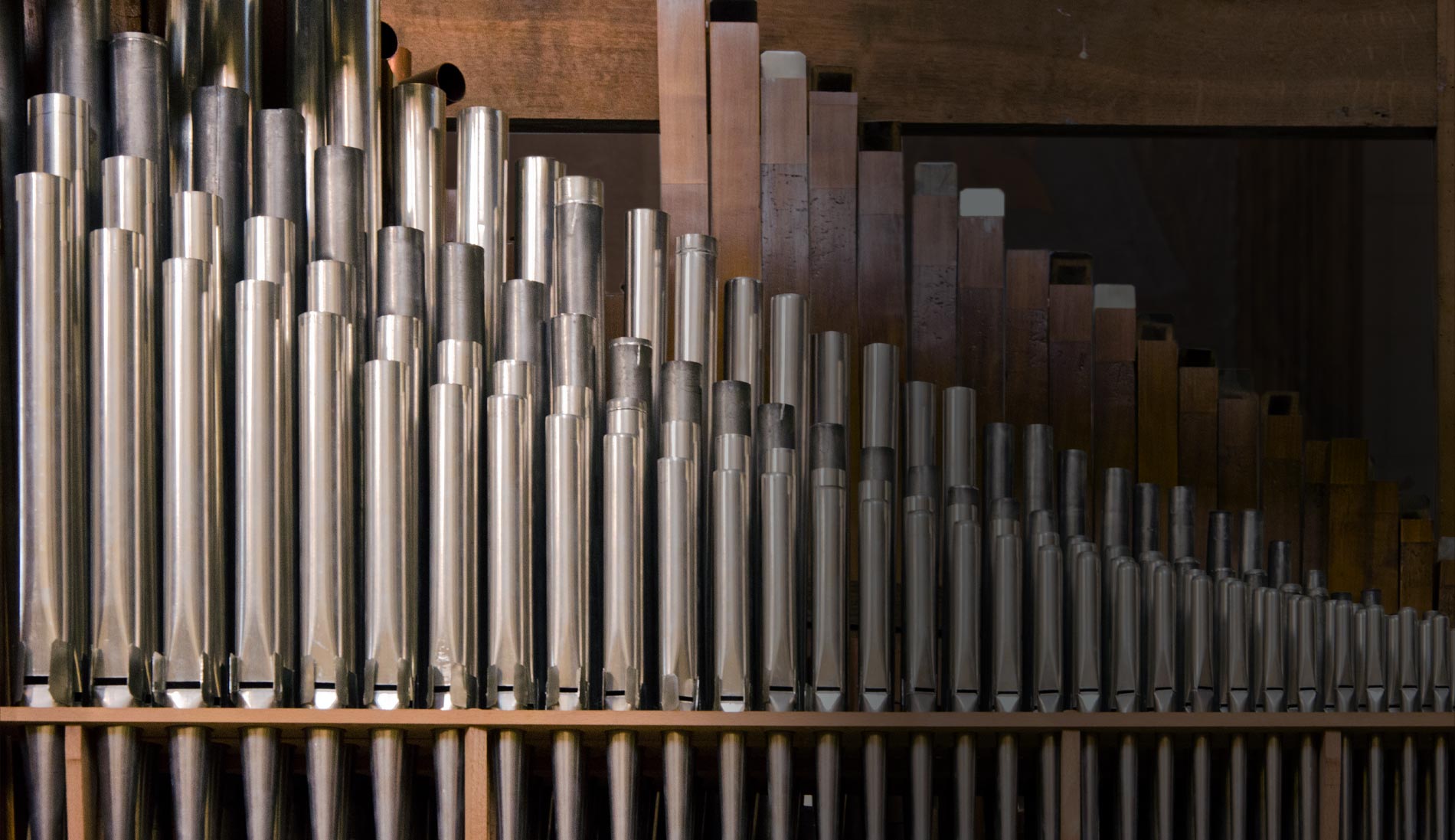 Détail des tuyaux métalliques de l'orgue