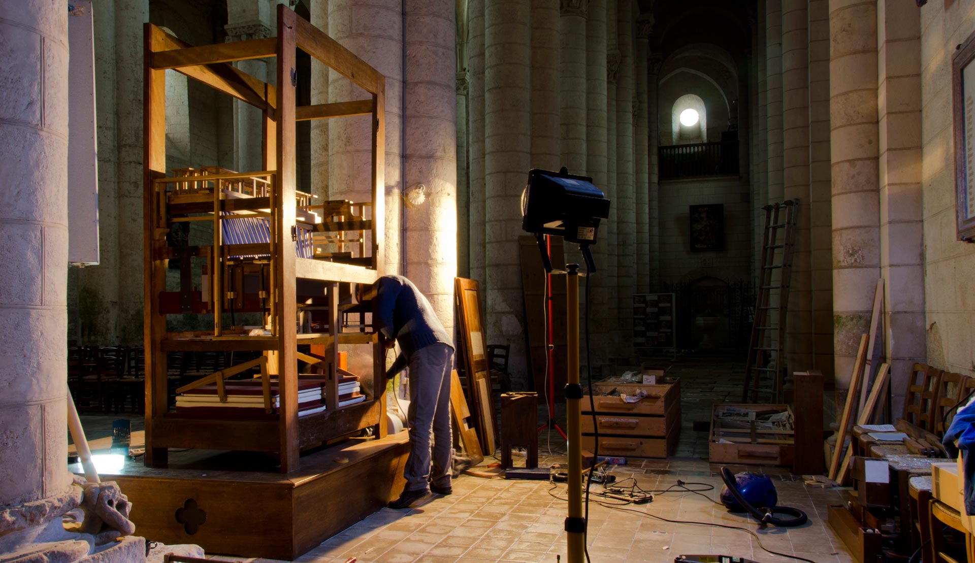 A. Faye remontant l'orgue à cylindres à l'église Saint-Pierre d'Airvault