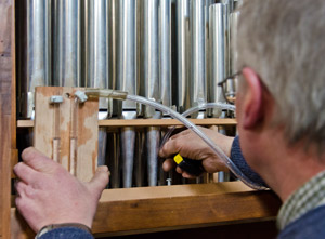 Contrôle du débit d'air en sortie des tuyaux lors du démontage de l'orgue