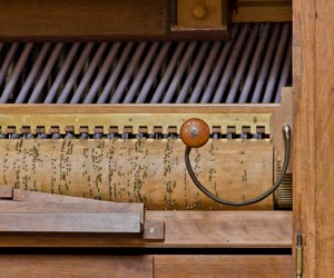 Détail de la manivelle avec à l'arrière plan le cylindre et le clavier de lecture (après restauration).