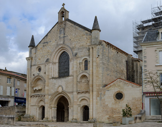 Vue de la façade occidentale de Saint-Pierre d'Airvault en 2013